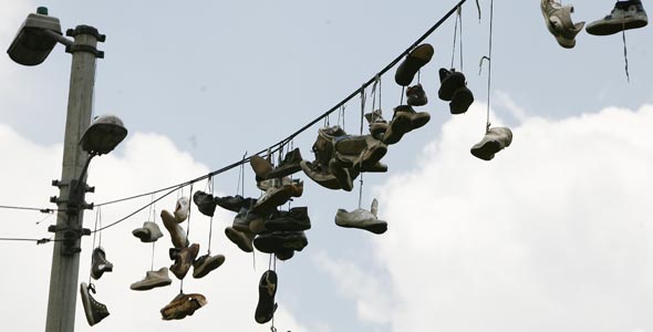 ¿Zapatos colgando de los cables?